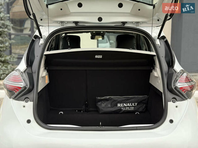 Белый Рено Зое, объемом двигателя 0 л и пробегом 52 тыс. км за 12999 $, фото 53 на Automoto.ua