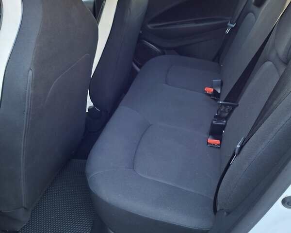 Белый Рено Зое, объемом двигателя 0 л и пробегом 143 тыс. км за 10950 $, фото 23 на Automoto.ua