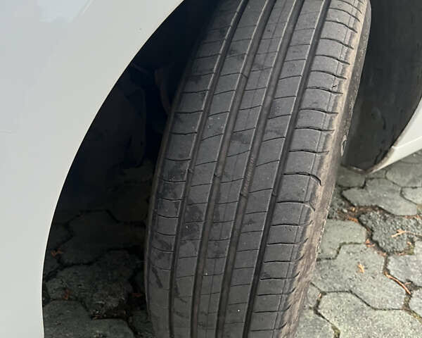 Белый Рено Зое, объемом двигателя 0 л и пробегом 68 тыс. км за 11800 $, фото 8 на Automoto.ua