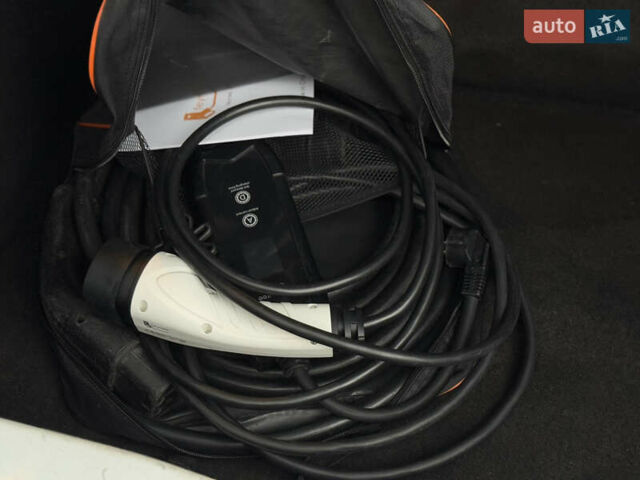 Белый Рено Зое, объемом двигателя 0 л и пробегом 80 тыс. км за 12450 $, фото 28 на Automoto.ua