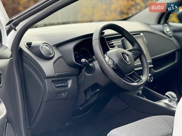Белый Рено Зое, объемом двигателя 0 л и пробегом 100 тыс. км за 11890 $, фото 4 на Automoto.ua