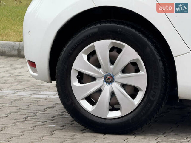 Белый Рено Зое, объемом двигателя 0 л и пробегом 49 тыс. км за 12900 $, фото 11 на Automoto.ua