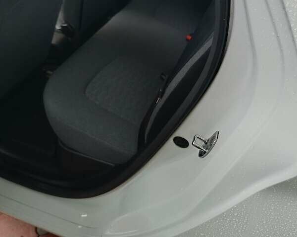 Белый Рено Зое, объемом двигателя 0 л и пробегом 130 тыс. км за 10350 $, фото 16 на Automoto.ua