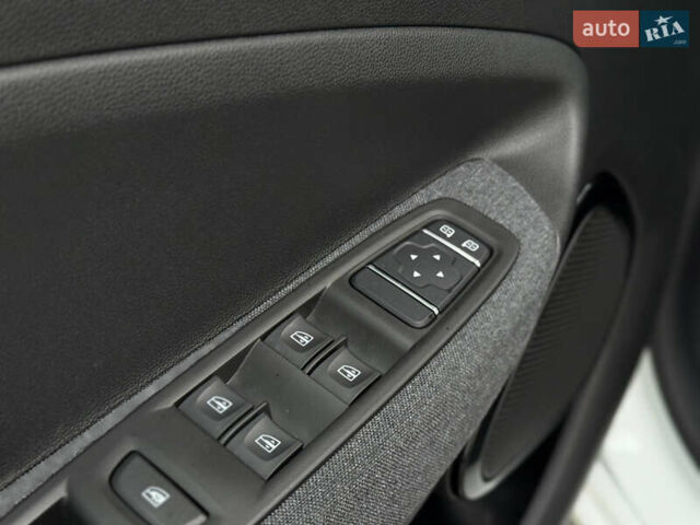 Белый Рено Зое, объемом двигателя 0 л и пробегом 52 тыс. км за 12999 $, фото 15 на Automoto.ua