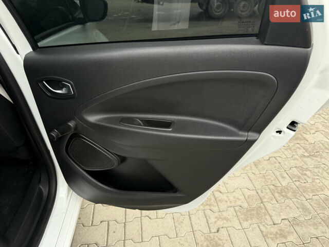 Белый Рено Зое, объемом двигателя 0 л и пробегом 49 тыс. км за 12900 $, фото 21 на Automoto.ua