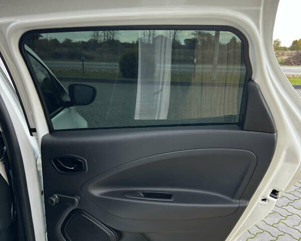 Белый Рено Зое, объемом двигателя 0 л и пробегом 95 тыс. км за 11650 $, фото 46 на Automoto.ua