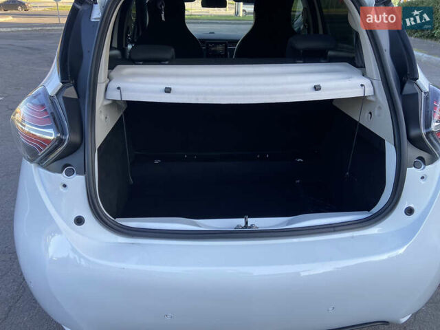 Белый Рено Зое, объемом двигателя 0 л и пробегом 125 тыс. км за 11500 $, фото 12 на Automoto.ua