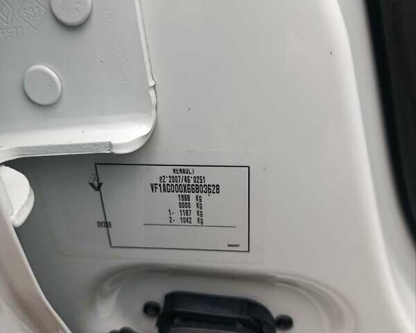 Белый Рено Зое, объемом двигателя 0 л и пробегом 82 тыс. км за 11600 $, фото 23 на Automoto.ua