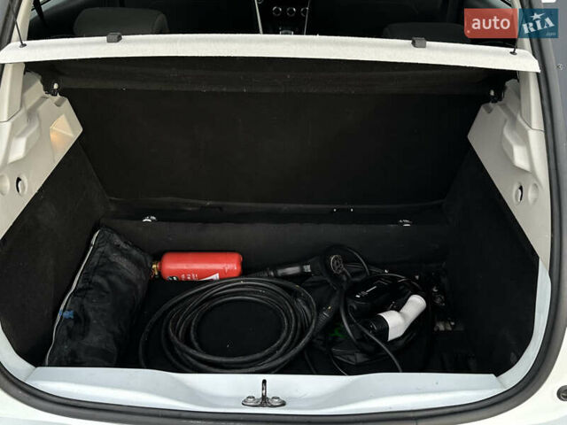 Белый Рено Зое, объемом двигателя 0 л и пробегом 106 тыс. км за 11400 $, фото 23 на Automoto.ua