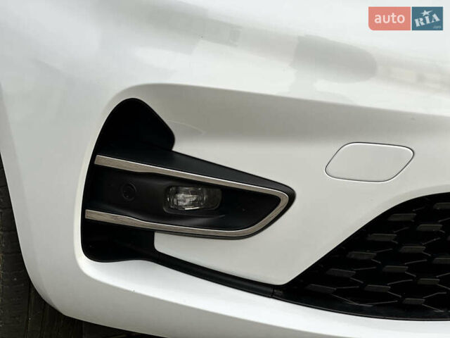 Белый Рено Зое, объемом двигателя 0 л и пробегом 106 тыс. км за 11400 $, фото 19 на Automoto.ua
