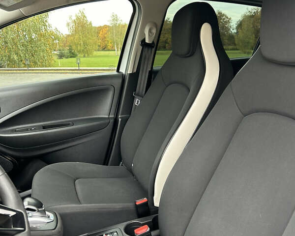 Белый Рено Зое, объемом двигателя 0 л и пробегом 95 тыс. км за 11650 $, фото 76 на Automoto.ua