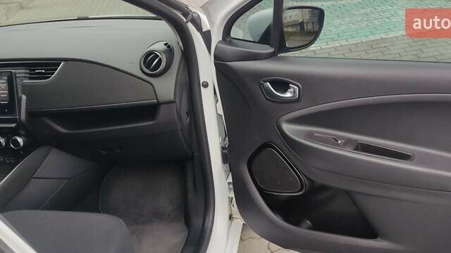 Белый Рено Зое, объемом двигателя 0 л и пробегом 76 тыс. км за 11000 $, фото 12 на Automoto.ua