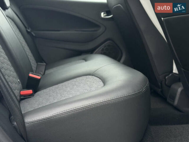 Белый Рено Зое, объемом двигателя 0 л и пробегом 52 тыс. км за 12999 $, фото 43 на Automoto.ua