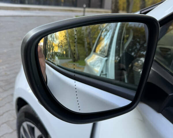 Белый Рено Зое, объемом двигателя 0 л и пробегом 33 тыс. км за 13800 $, фото 19 на Automoto.ua