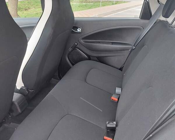 Белый Рено Зое, объемом двигателя 0 л и пробегом 59 тыс. км за 11199 $, фото 15 на Automoto.ua
