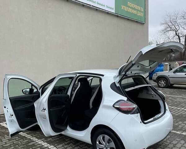Белый Рено Зое, объемом двигателя 0 л и пробегом 58 тыс. км за 11996 $, фото 21 на Automoto.ua