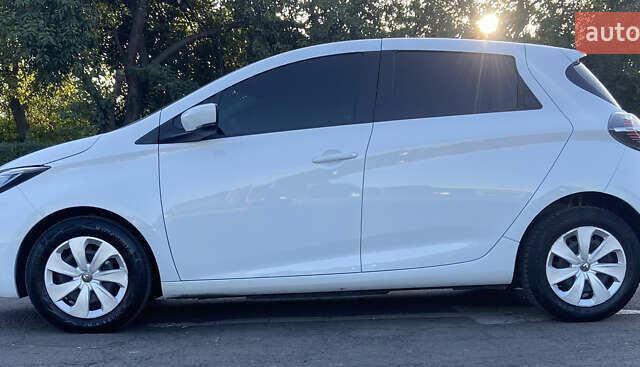 Белый Рено Зое, объемом двигателя 0 л и пробегом 125 тыс. км за 11500 $, фото 2 на Automoto.ua