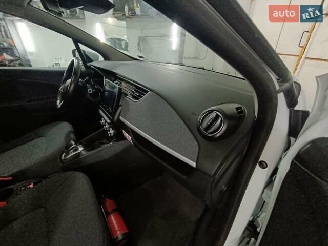 Белый Рено Зое, объемом двигателя 0 л и пробегом 102 тыс. км за 10999 $, фото 26 на Automoto.ua
