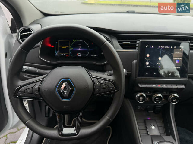Белый Рено Зое, объемом двигателя 0 л и пробегом 80 тыс. км за 12450 $, фото 21 на Automoto.ua