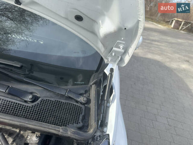 Белый Рено Зое, объемом двигателя 0 л и пробегом 25 тыс. км за 12300 $, фото 51 на Automoto.ua