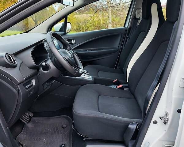 Белый Рено Зое, объемом двигателя 0 л и пробегом 73 тыс. км за 11100 $, фото 12 на Automoto.ua