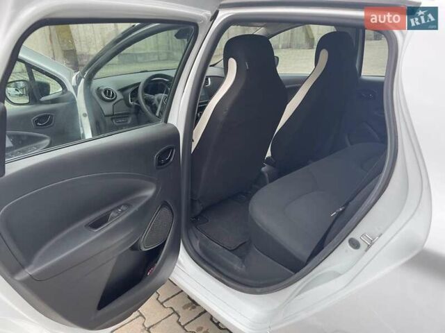 Білий Рено Зое, об'ємом двигуна 0 л та пробігом 72 тис. км за 12300 $, фото 7 на Automoto.ua