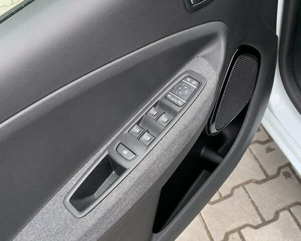 Белый Рено Зое, объемом двигателя 0 л и пробегом 82 тыс. км за 13800 $, фото 24 на Automoto.ua