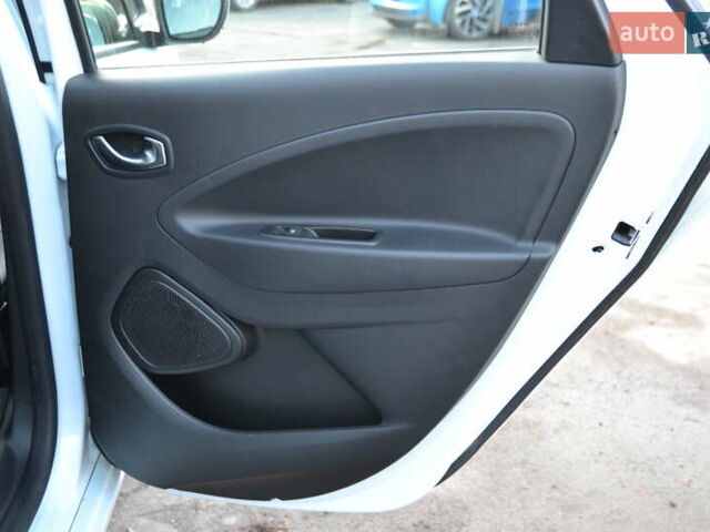 Белый Рено Зое, объемом двигателя 0 л и пробегом 50 тыс. км за 13999 $, фото 21 на Automoto.ua