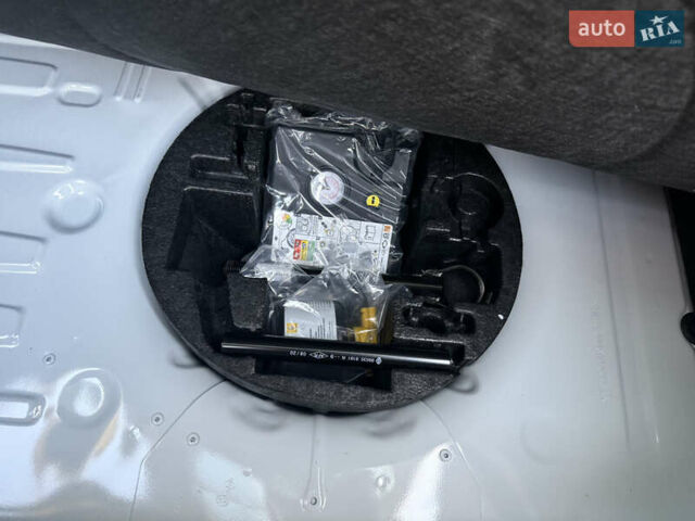 Белый Рено Зое, объемом двигателя 0 л и пробегом 7 тыс. км за 13250 $, фото 14 на Automoto.ua