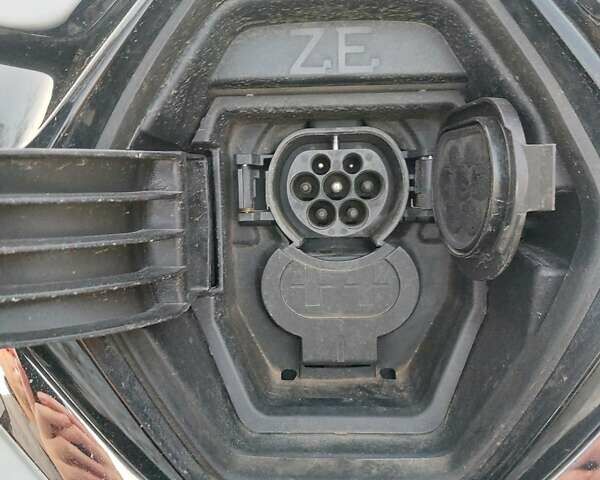 Белый Рено Зое, объемом двигателя 0 л и пробегом 73 тыс. км за 11100 $, фото 20 на Automoto.ua