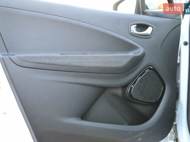 Белый Рено Зое, объемом двигателя 0 л и пробегом 50 тыс. км за 13999 $, фото 15 на Automoto.ua