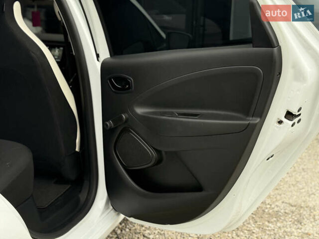 Белый Рено Зое, объемом двигателя 0 л и пробегом 85 тыс. км за 10999 $, фото 9 на Automoto.ua