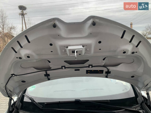 Белый Рено Зое, объемом двигателя 0 л и пробегом 82 тыс. км за 13800 $, фото 20 на Automoto.ua