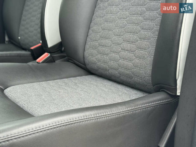 Белый Рено Зое, объемом двигателя 0 л и пробегом 52 тыс. км за 12999 $, фото 21 на Automoto.ua