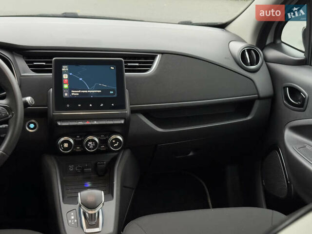 Белый Рено Зое, объемом двигателя 0 л и пробегом 80 тыс. км за 12450 $, фото 27 на Automoto.ua