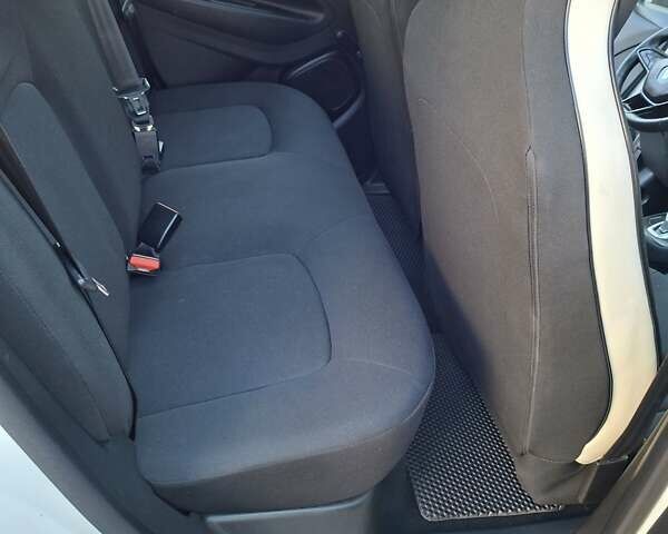 Белый Рено Зое, объемом двигателя 0 л и пробегом 143 тыс. км за 10950 $, фото 19 на Automoto.ua