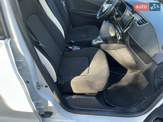 Белый Рено Зое, объемом двигателя 0 л и пробегом 86 тыс. км за 11800 $, фото 9 на Automoto.ua