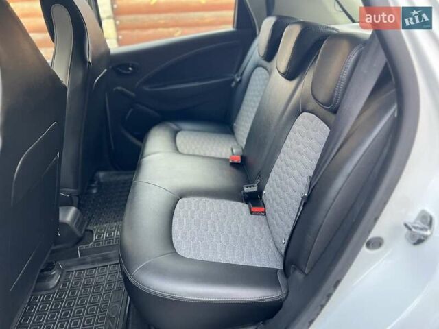Белый Рено Зое, объемом двигателя 0 л и пробегом 26 тыс. км за 12300 $, фото 6 на Automoto.ua