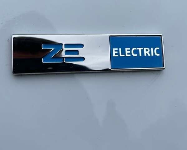 Белый Рено Зое, объемом двигателя 0 л и пробегом 58 тыс. км за 11996 $, фото 37 на Automoto.ua