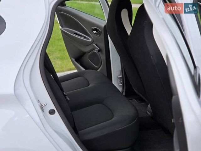 Белый Рено Зое, объемом двигателя 0 л и пробегом 151 тыс. км за 11000 $, фото 4 на Automoto.ua