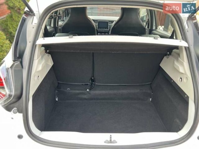 Белый Рено Зое, объемом двигателя 0 л и пробегом 26 тыс. км за 12300 $, фото 20 на Automoto.ua