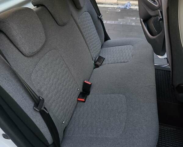 Белый Рено Зое, объемом двигателя 0 л и пробегом 16 тыс. км за 12999 $, фото 41 на Automoto.ua