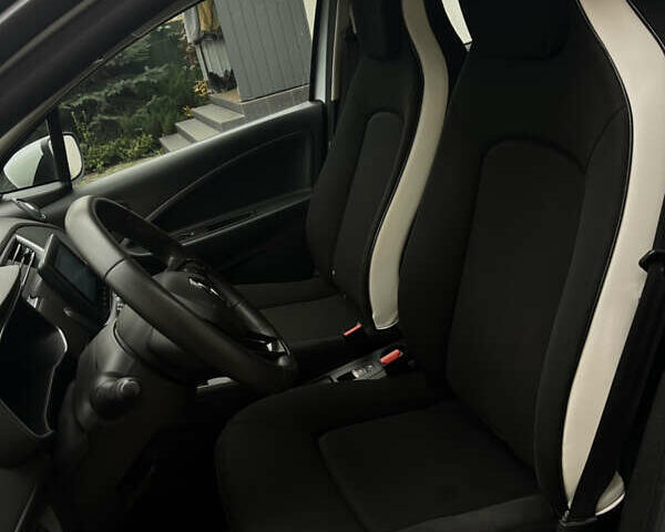 Белый Рено Зое, объемом двигателя 0 л и пробегом 106 тыс. км за 11300 $, фото 29 на Automoto.ua