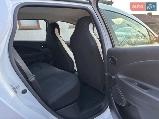Белый Рено Зое, объемом двигателя 0 л и пробегом 29 тыс. км за 11999 $, фото 21 на Automoto.ua