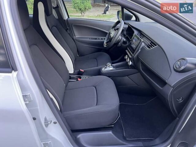 Белый Рено Зое, объемом двигателя 0 л и пробегом 70 тыс. км за 11999 $, фото 6 на Automoto.ua