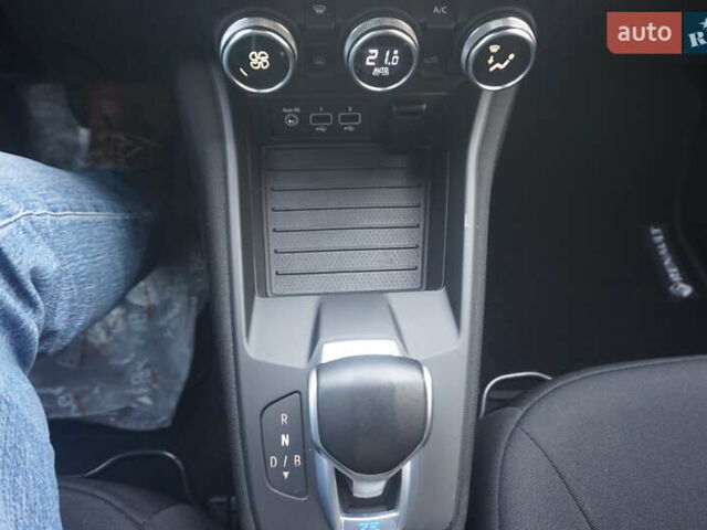 Белый Рено Зое, объемом двигателя 0 л и пробегом 78 тыс. км за 12000 $, фото 34 на Automoto.ua