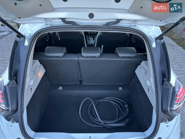 Белый Рено Зое, объемом двигателя 0 л и пробегом 81 тыс. км за 14200 $, фото 22 на Automoto.ua