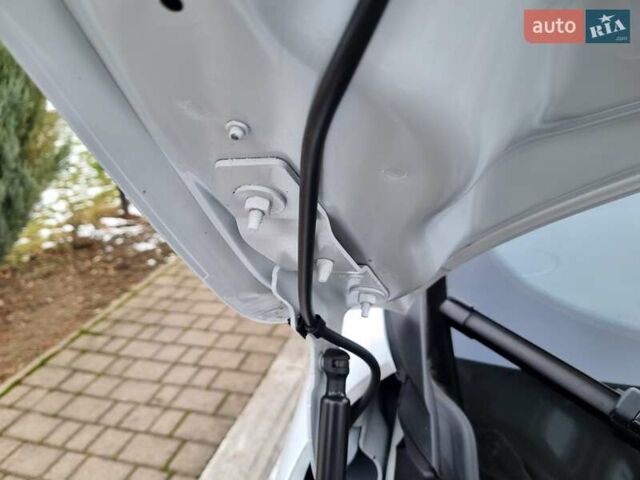 Белый Рено Зое, объемом двигателя 0 л и пробегом 61 тыс. км за 11850 $, фото 35 на Automoto.ua