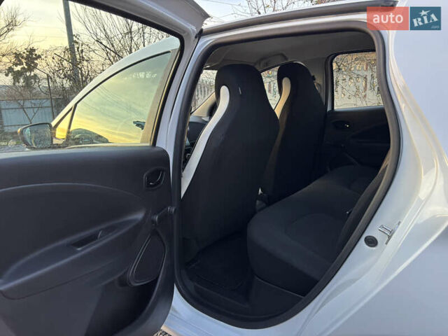 Белый Рено Зое, объемом двигателя 0 л и пробегом 29 тыс. км за 11999 $, фото 22 на Automoto.ua