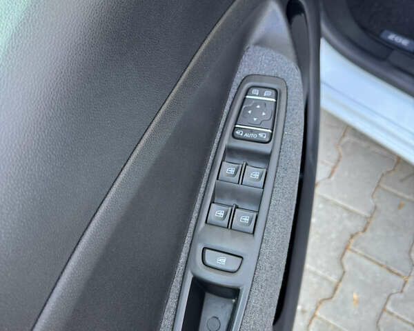 Белый Рено Зое, объемом двигателя 0 л и пробегом 33 тыс. км за 13800 $, фото 12 на Automoto.ua